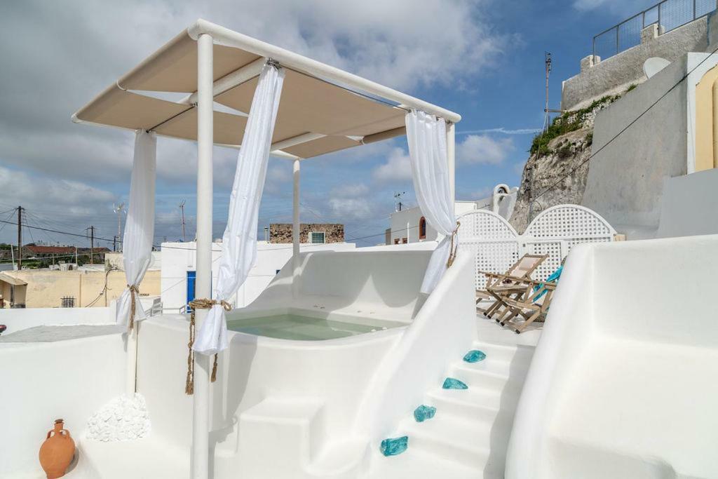 Astrea Suites Feggaropetra Cave House Fira  Exteriér fotografie